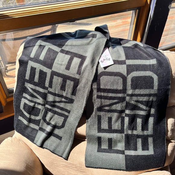 Fendi: Wool Scarf Vintage FENDI Mirrored - Picture 6 of 14